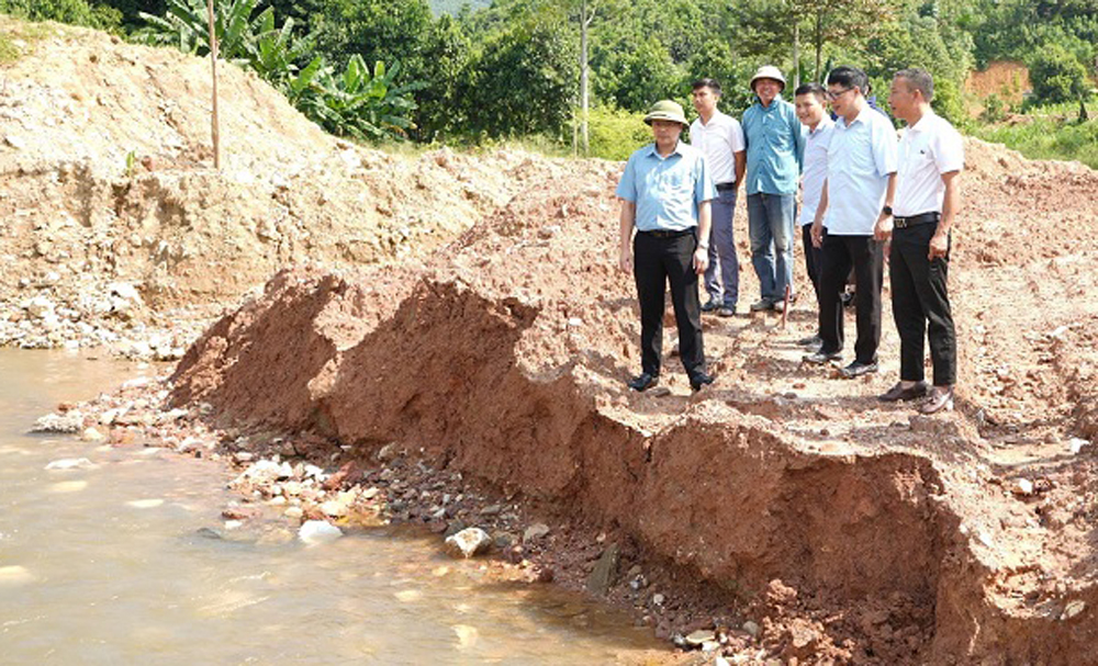 Lãnh đạo huyện Trấn Yên kiểm tra tình hình phòng chống lụt bão tại xã Tân Đồng.